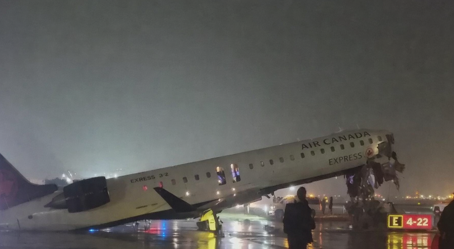 flight-collide-with-a-fire-truck-laguardia-ariport-newyork