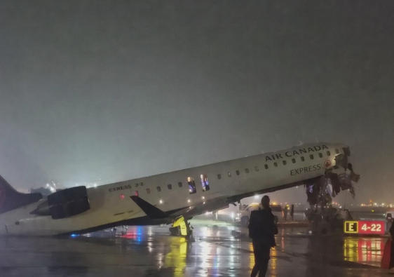 flight-collide-with-a-fire-truck-laguardia-ariport-newyork