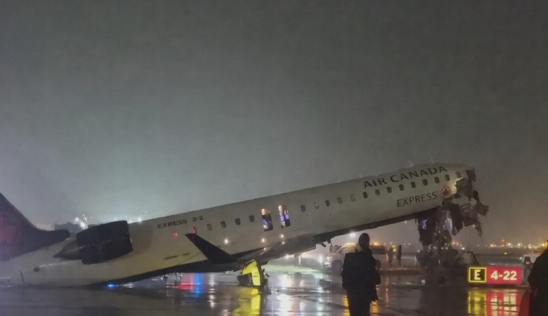 flight-collide-with-a-fire-truck-laguardia-ariport-newyork