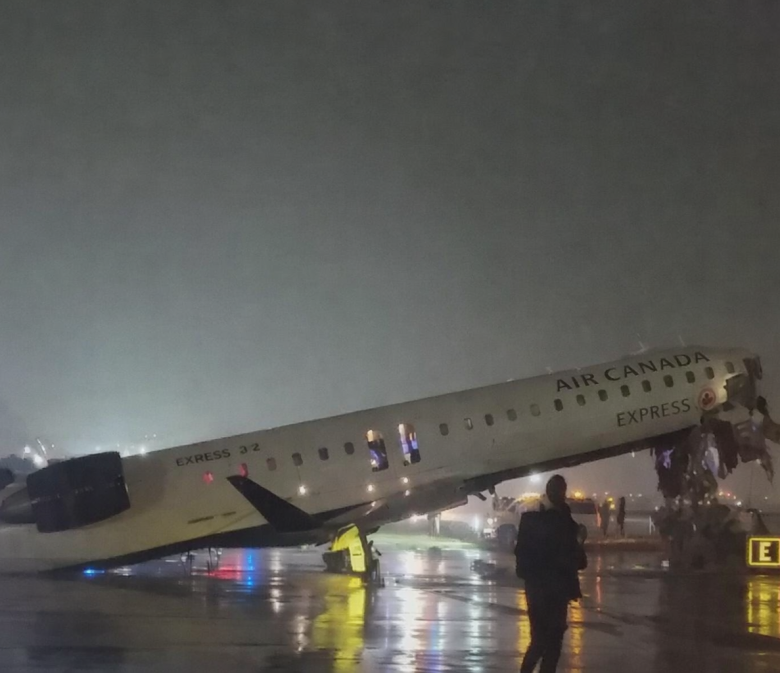 flight-collide-with-a-fire-truck-laguardia-ariport-newyork